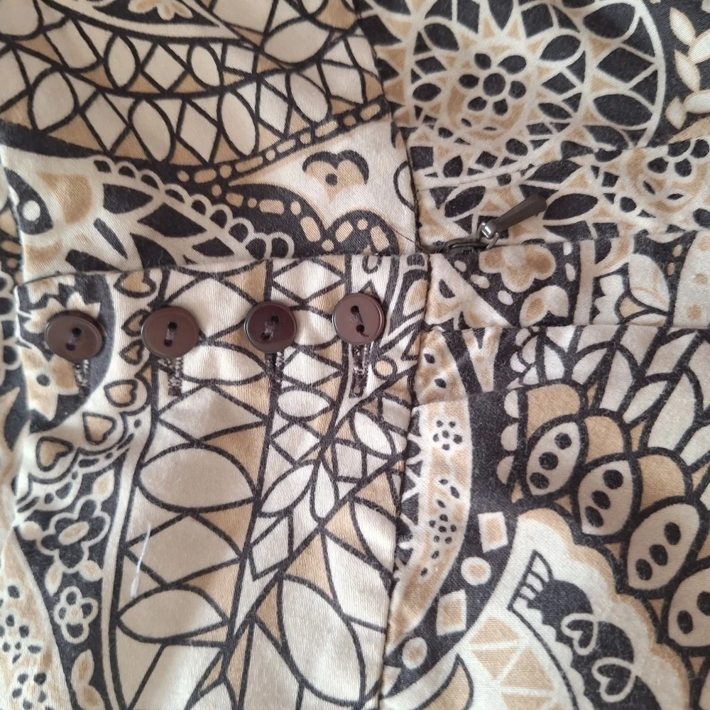 Geoffrey Beene Black and Cream Patterned Fabric